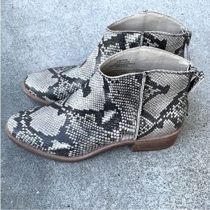 Women’s Dolce Vita Tavin Snakeskin Ankle Boot/Booties.
Size 6.5. Animal print.